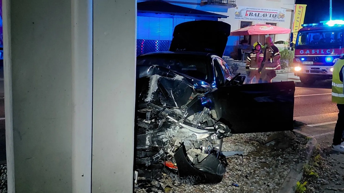 avto trčil v betonski zid v Krškem
